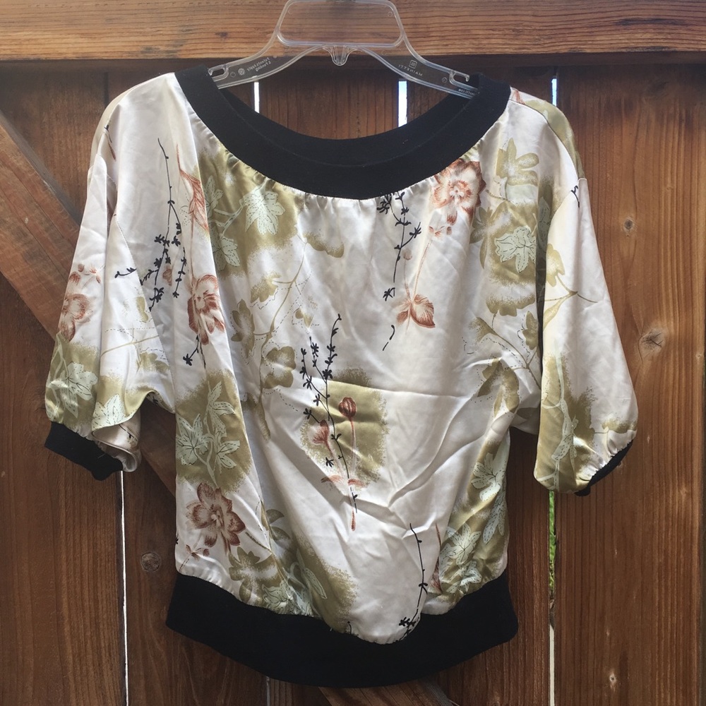 B2G1 ✅ Shiny floral top - S